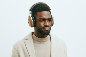 homem retrato americano cara fundo moda fones de ouvido Preto sorridente africano música dj africano foto