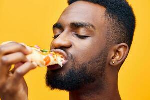 homem Preto velozes amarelo Comida cara estilo de vida sorrir Entrega pizza Comida feliz fundo foto