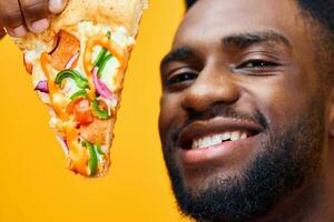 feliz homem Preto cara Entrega velozes sorrir isolado Comida comer demais pizza Comida fundo foto
