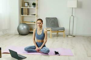 mulher Treinamento lindo esteira vídeo ioga saúde casa lótus computador portátil estilo de vida foto