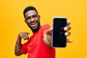 homem Preto telefone amarelo colorida feliz africano tecnologia jovem milenar Móvel fundo foto