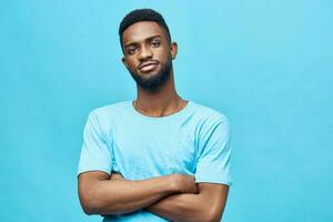 homem sorrir retrato africano americano moda expressão fundo Preto posando sorridente azul cara foto