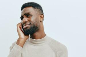 homem de negocios homem jovem sorrir africano telefone Preto feliz na moda Móvel tecnologia foto