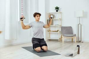 homem Treinamento saúde cinzento atividade halteres interior estilo de vida casa esporte em forma foto