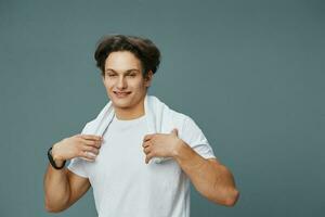 corpo homem tiro toalha fundo em forma esporte jovem estilo de vida branco retrato camiseta foto