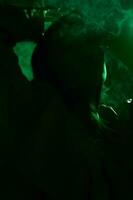 futuro mulher luz verde arte colorida noir na moda néon noite conceito fumaça fêmea retrato foto