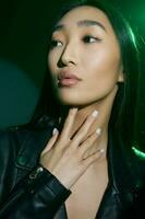 mulher fumaça conceito noir retrato arte verde colorida luz na moda néon foto