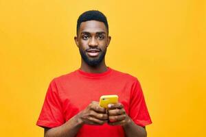 jovem homem fundo Internet Preto tecnologia amarelo Móvel africano feliz o negócio telefone foto