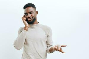 sorrir homem telefone tecnologia Preto jovem Móvel africano homem de negocios pessoa feliz foto