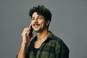 cinzento homem modelo estúdio tecnologia telefone adulto feliz moderno estilo de vida sorrir fundo cabelo fechar-se à moda foto