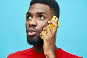 homem feliz africano telefone Preto modelo tecnologia jovem fundo isolado sorrir Móvel foto