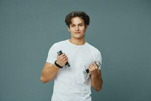 ginástica homem segurando poder estilo de vida haltere esporte exercício Treinamento em forma jovem foto