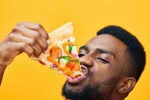 homem Entrega pizza Preto sorrir feliz Comida cara fundo fatia apreciar Comida velozes foto