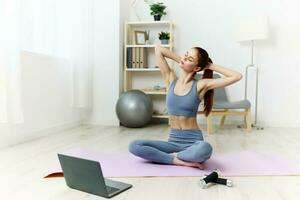 mulher Treinamento ioga computador portátil casa saúde lótus vídeo esteira estilo de vida pilates foto