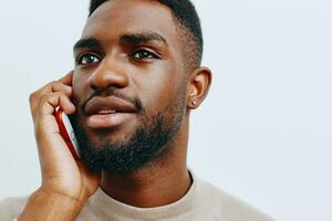 telefone homem homem de negocios Preto africano sorrir tecnologia celular jovem Móvel feliz foto