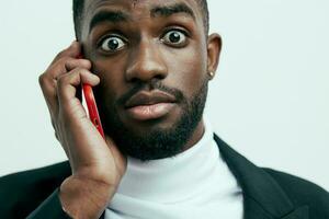 homem Preto feliz Móvel tecnologia Móvel homem de negocios telefone telefone jovem sorrir africano foto