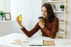 selfie Educação sorrir jovem telefone blogueiro computador portátil aluna Aprendendo menina foto