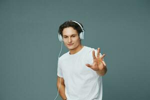 homem estúdio estilo de vida entretenimento jovem música fones de ouvido ouço retrato feliz camiseta foto