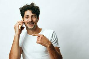 segurando homem branco mensagem estilo de vida conectados tecnologia telefone retrato camiseta hipster foto