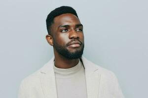 homem americano feliz sorrir africano Preto retrato sorridente confiante jovem pessoa emoção foto