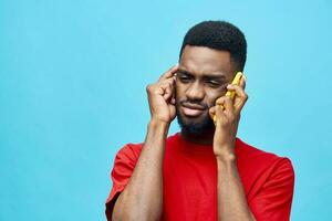 homem jovem fundo celular sorrir Preto azul telefone feliz Móvel africano tecnologia foto