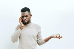 telefone homem africano Móvel Preto jovem homem de negocios feliz na moda tecnologia sorrir foto