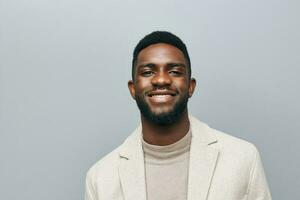 homem Preto emoção americano retrato confiante feliz africano sorrir jovem sorridente inteligente foto