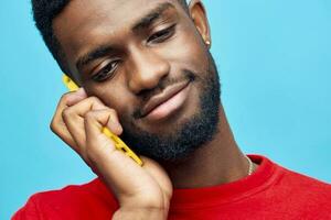 jovem homem Preto telefone africano sorrir sorridente tecnologia fundo mão Móvel feliz foto