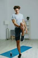 Treinamento homem interior cinzento atividade casa halteres esporte estilo de vida saúde jovem foto