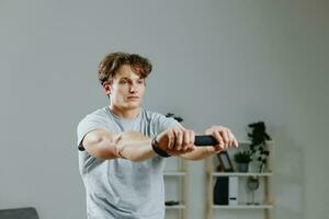 homem Treinamento cinzento casa halteres esporte estilo de vida Forte saúde interior atividade foto