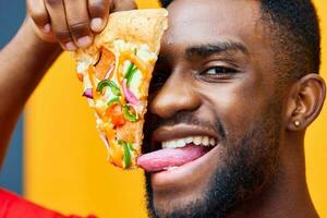 Comida homem estilo de vida sorrir Preto conceito pizza Comida fundo feliz velozes cara Entrega foto