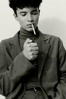 homem e cigarro branco fumar retrato Preto moda foto