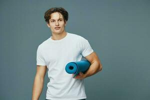 em forma homem jovem esporte estúdio corpo fundo ioga ginástica esteira pose exercício foto