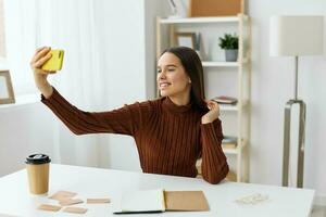 aluna Aprendendo selfie jovem Educação sorrir telefone computador portátil blogueiro menina foto