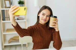 aluna Educação blogueiro menina computador portátil Aprendendo telefone selfie sorrir jovem foto