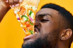 homem velozes isolado Entrega pizza sorrir Preto estúdio cara Comida Comida feliz fundo foto