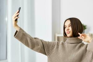 selfie mulher foto Smartphone Móvel casa blogueiro emoção telefone Câmera na moda