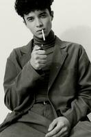 moda homem cigarro retrato e Preto fumar branco foto