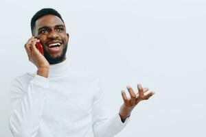 sorrir homem telefone jovem Móvel feliz homem de negocios africano masculino Preto tecnologia foto