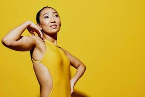 mulher moda retrato roupa de banho sorrir amarelo beleza face na moda surpreso verão foto