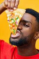 Preto homem nutrição cara Comida dieta sorrir feliz velozes Comida Entrega fundo pizza foto