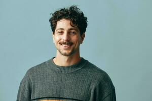 homem retrato copyspace sorrir suéter amigáveis face hipster bonito moda na moda foto