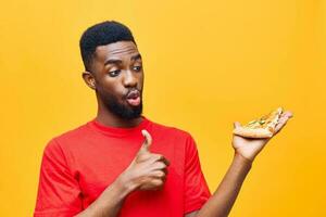 velozes homem sorrir cara Comida Entrega com fome fundo Preto pizza Comida feliz masculino foto