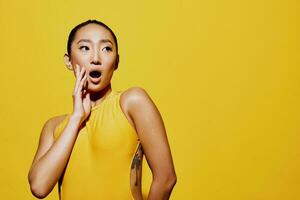 amarelo mulher retrato bonita roupa de banho sorrir expressão moda verão na moda beleza surpreso foto