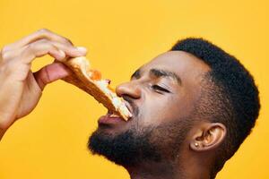 homem fundo Entrega pizza Preto Comida Comida cara nutrição conectados velozes sorrir feliz foto