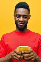 jovem homem tecnologia feliz fundo ciberespaço amarelo telefone Móvel sorridente Preto africano foto