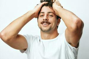 camiseta homem branco sorrir isolado 1 retrato moda masculino fundo estilo de vida caucasiano atraente hipster foto