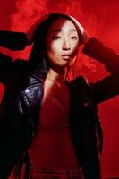 arte mulher néon retrato conceito colorida brilhante moda luz jovem noir vermelho na moda foto