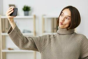 mulher Móvel telefone emoção casa selfie foto senhora Câmera blogueiro Smartphone