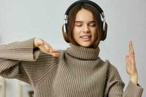 mulher interior jovem fones de ouvido música casa aluna feliz alegre fones de ouvido caucasiano foto